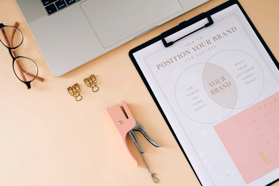 Kreativní tým Brand Identity Experts při práci na vizuální identitě klienta.